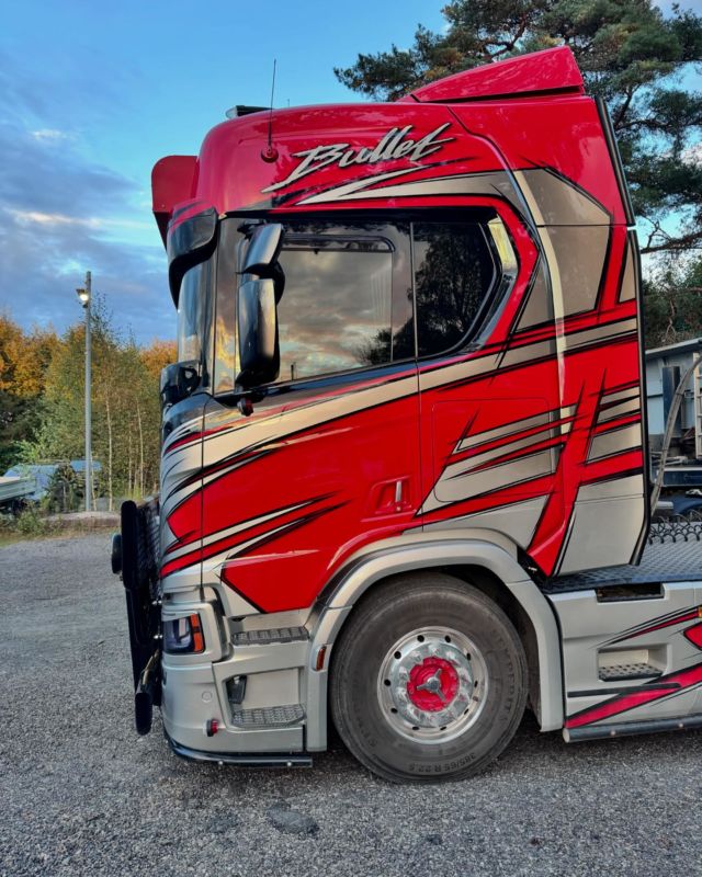 BULLET💥
Vi har solfilmat denna lastbil med 40% ljusgenomsläpp för att maximera både komfort och stil. Med denna film skyddar vi interiören från UV-strålar och minskar värmen inuti fordonet. Perfekt för att ekipaget ska se fränt ut, utan att det påverkar sikten.
Vi tackar @jdp.entreprenad för förtroendet 🙏

💻  www.tintnwrapgbg.se

☎️ 0722539011

📩  info@tintnwrapgbg.se

#solfilm #toning #tonaderutor #tint #tintedwindows #trucker #tintedtrucks #bullet #scania #landvetter #göteborg #borås @vnvinyls @global_sweden